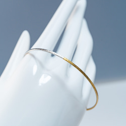 限定5本【金の地平線 】ハーフカラーアンティークゴールド✨細身チタンバングル｜軽やかに手首を美しく魅せる輪っかタイプ 2枚目の画像