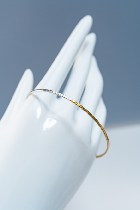 限定5本【金の地平線 】ハーフカラーアンティークゴールド✨細身チタンバングル｜軽やかに手首を美しく魅せる輪っかタイプ 2枚目の画像