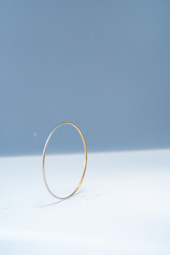 限定5本【金の地平線 】ハーフカラーアンティークゴールド✨細身チタンバングル｜軽やかに手首を美しく魅せる輪っかタイプ 3枚目の画像