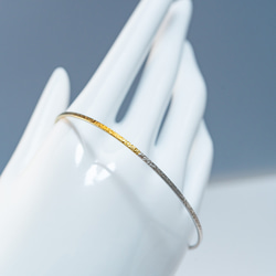 限定5本【金の地平線 】ハーフカラーアンティークゴールド✨細身チタンバングル｜軽やかに手首を美しく魅せる輪っかタイプ 5枚目の画像