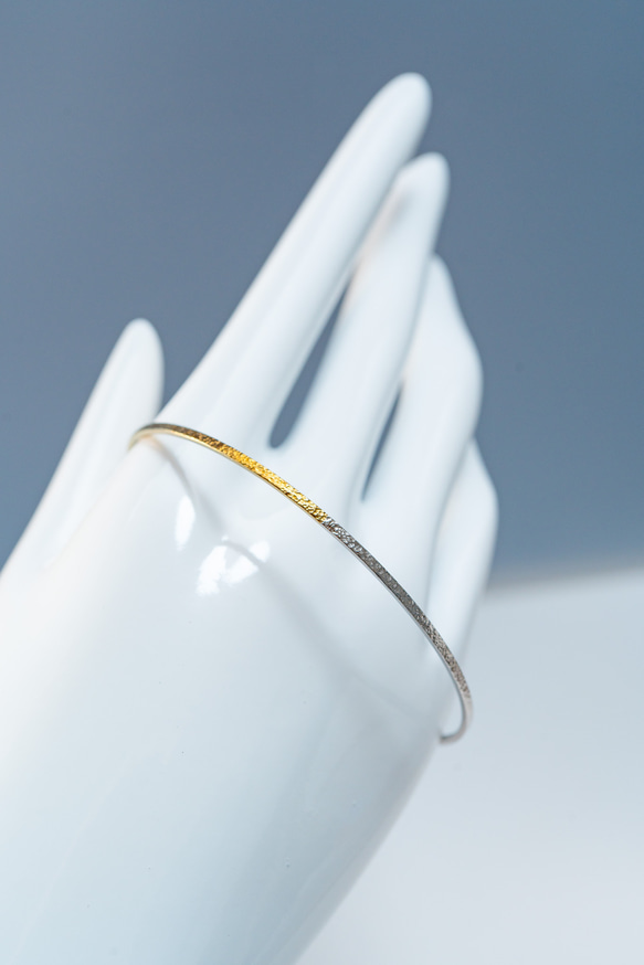 限定5本【金の地平線 】ハーフカラーアンティークゴールド✨細身チタンバングル｜軽やかに手首を美しく魅せる輪っかタイプ 5枚目の画像