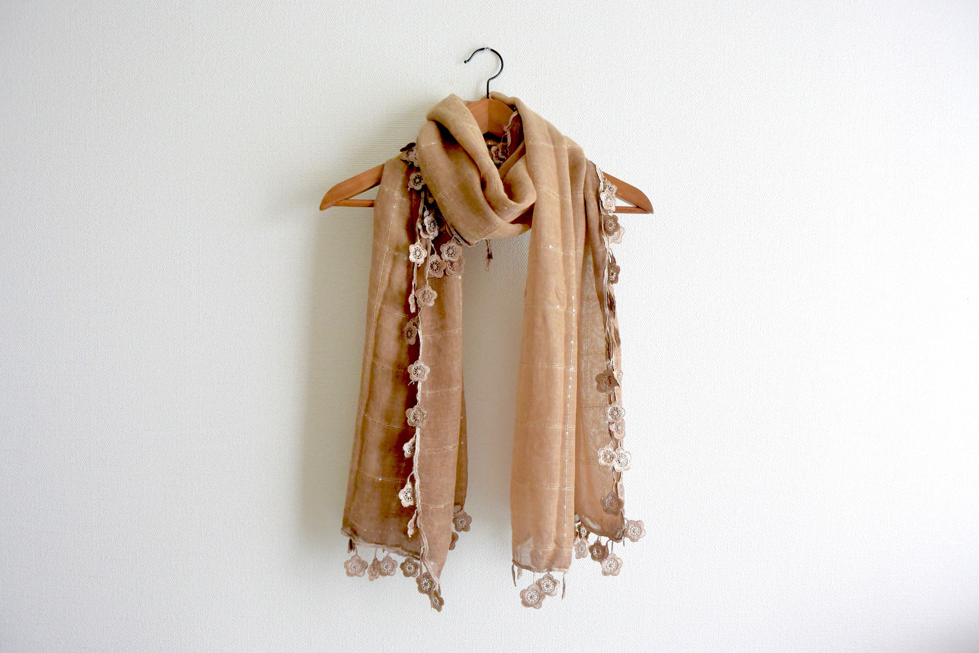 華やぎフラワータッセルとスパンコールの大判ガーゼストール ブラウン