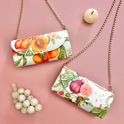 フルーツ2種の軽やかショルダーバッグ イギリス生地 ミニショルダー スマホポシェット 無花果 イチジク 桃 果物 果樹園 1枚目の画像