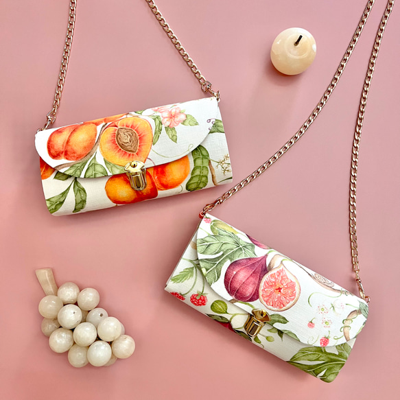 フルーツ2種の軽やかショルダーバッグ イギリス生地 ミニショルダー スマホポシェット 無花果 イチジク 桃 果物 果樹園 1枚目の画像