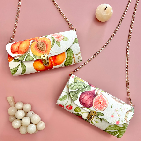 フルーツ2種の軽やかショルダーバッグ イギリス生地 ミニショルダー スマホポシェット 無花果 イチジク 桃 果物 果樹園 2枚目の画像