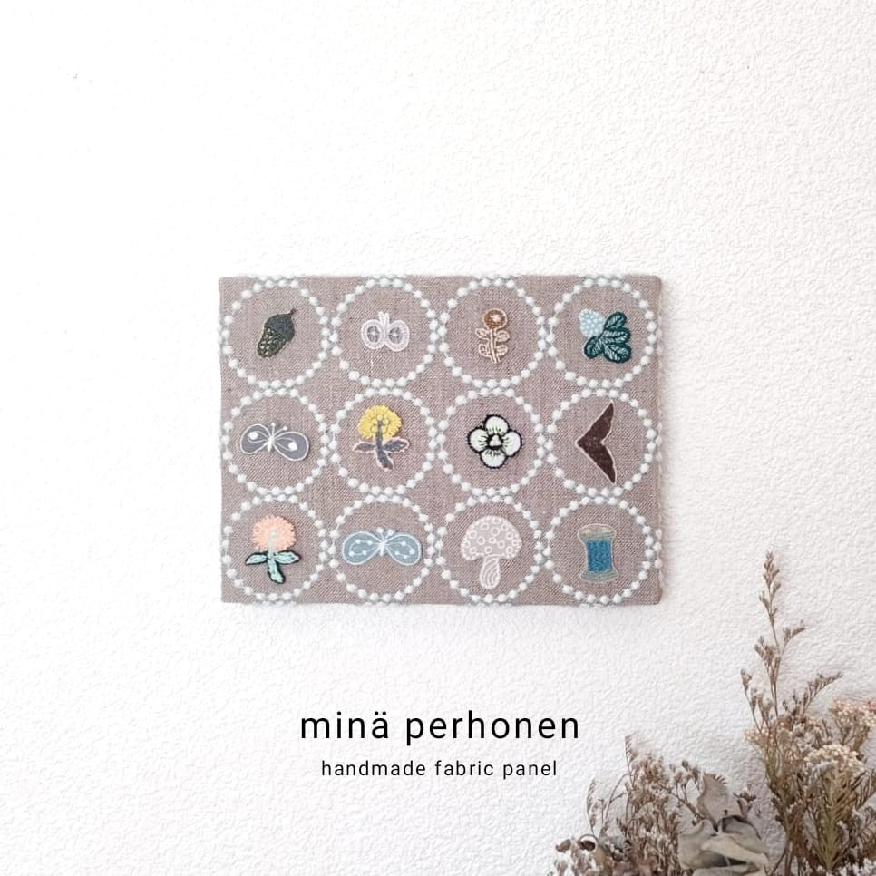 ミニ　ファブリックパネル　ミナペルホネン　タンバリン　ブラウン　秋　北欧　壁飾り　ニッチ　インテリア　北欧インテリア