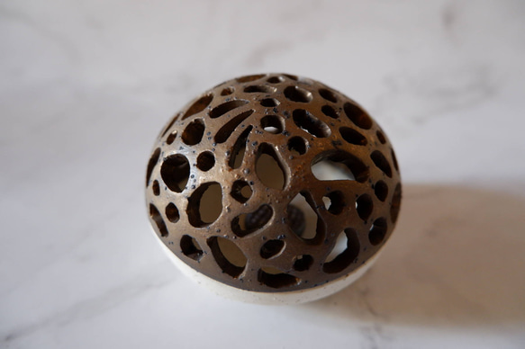 珊瑚土透彫り金彩香立て2　香炉　ポプリケース　線香　やちむん　沖縄 4枚目の画像