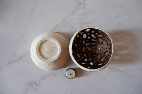 珊瑚土透彫り金彩香立て2　香炉　ポプリケース　線香　やちむん　沖縄 7枚目の画像