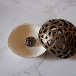 珊瑚土透彫り金彩香立て2　香炉　ポプリケース　線香　やちむん　沖縄 6枚目の画像