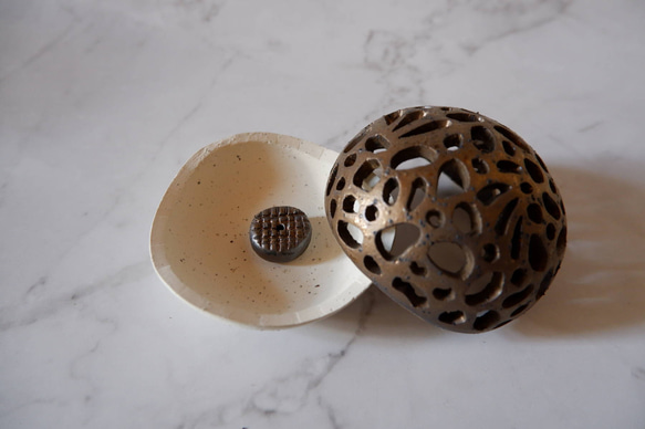 珊瑚土透彫り金彩香立て2　香炉　ポプリケース　線香　やちむん　沖縄 6枚目の画像