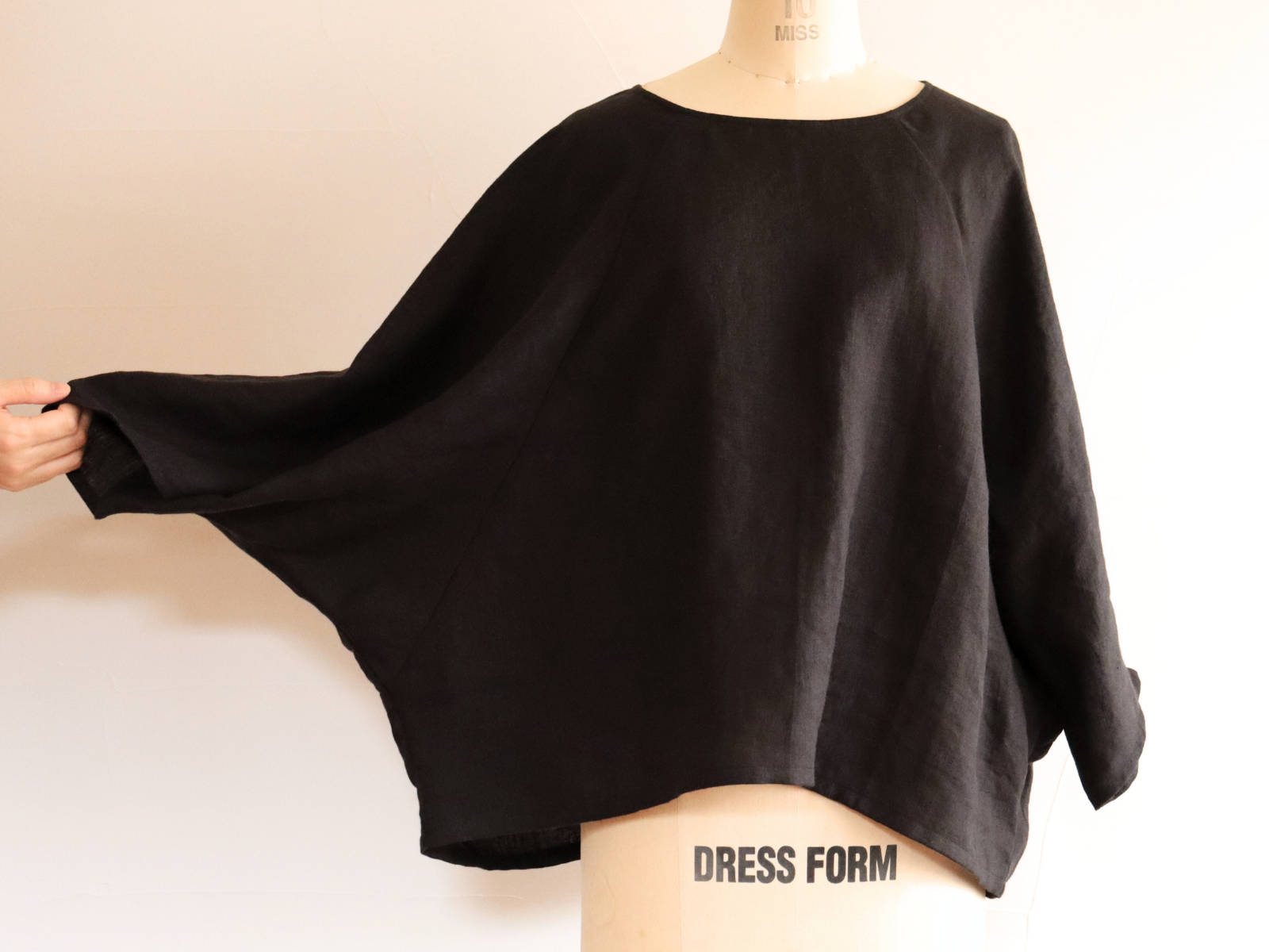 ゆったりドルマン：：おしゃれ見え、体型カバー：：はんぱ袖のプルオーバーブラウス：：ヨーロッパリネン100：●ブラック●