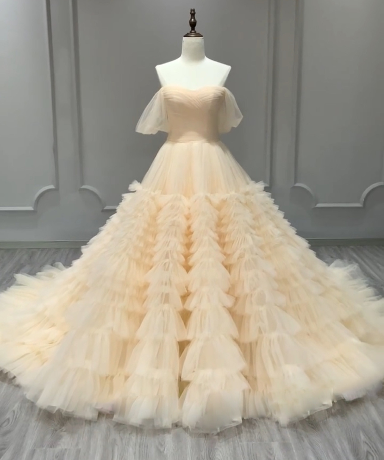 お買い得　イエローアイボリー　ふわふわチュール　ラッフルスカート　カラー変更可能　オフショルダー　二の腕を隠せる編み上げ