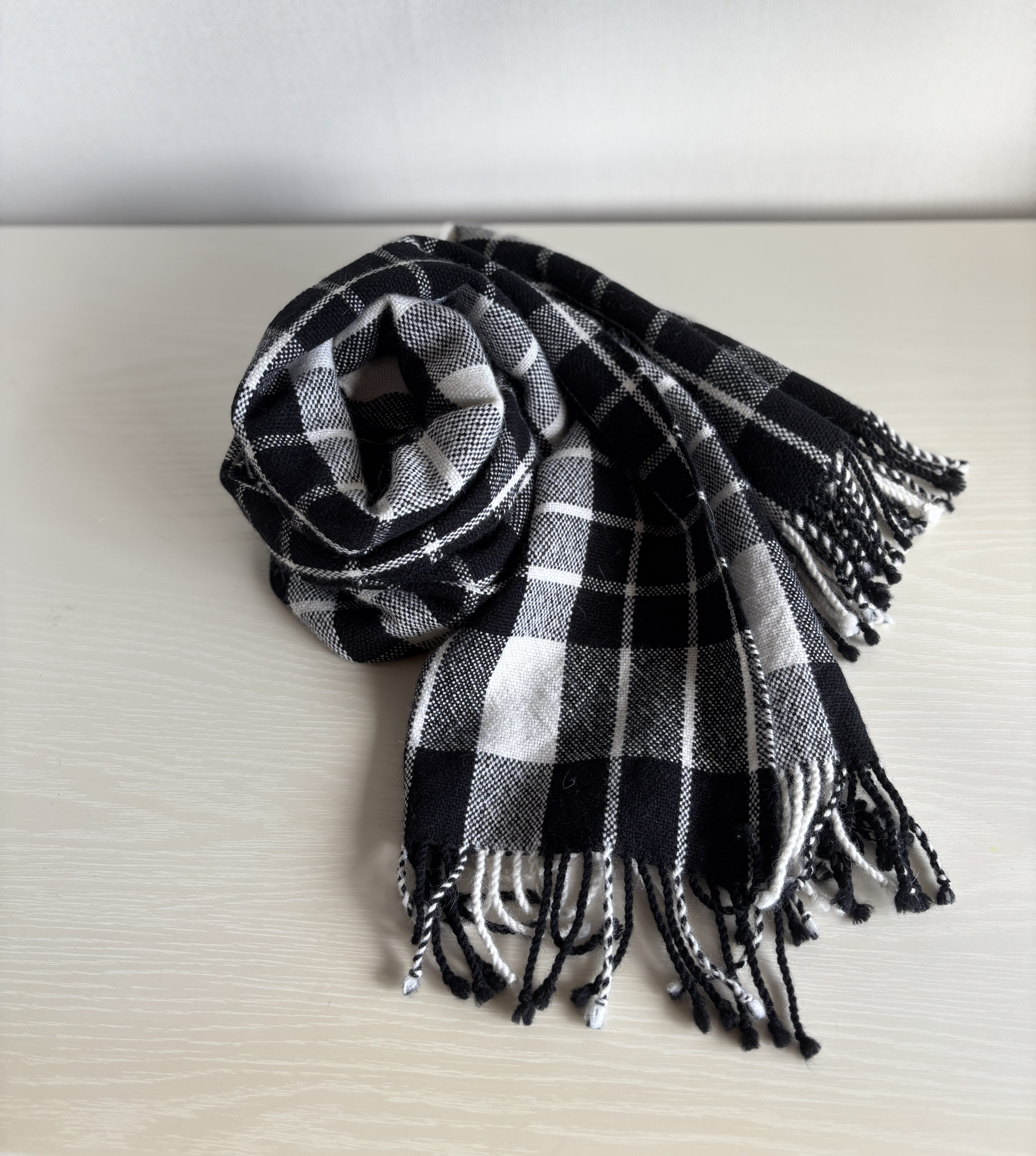 男女兼用[手織り]黒×白/モノトーンのチェックのマフラー/スーパーファインウール(アンゴラ入り)