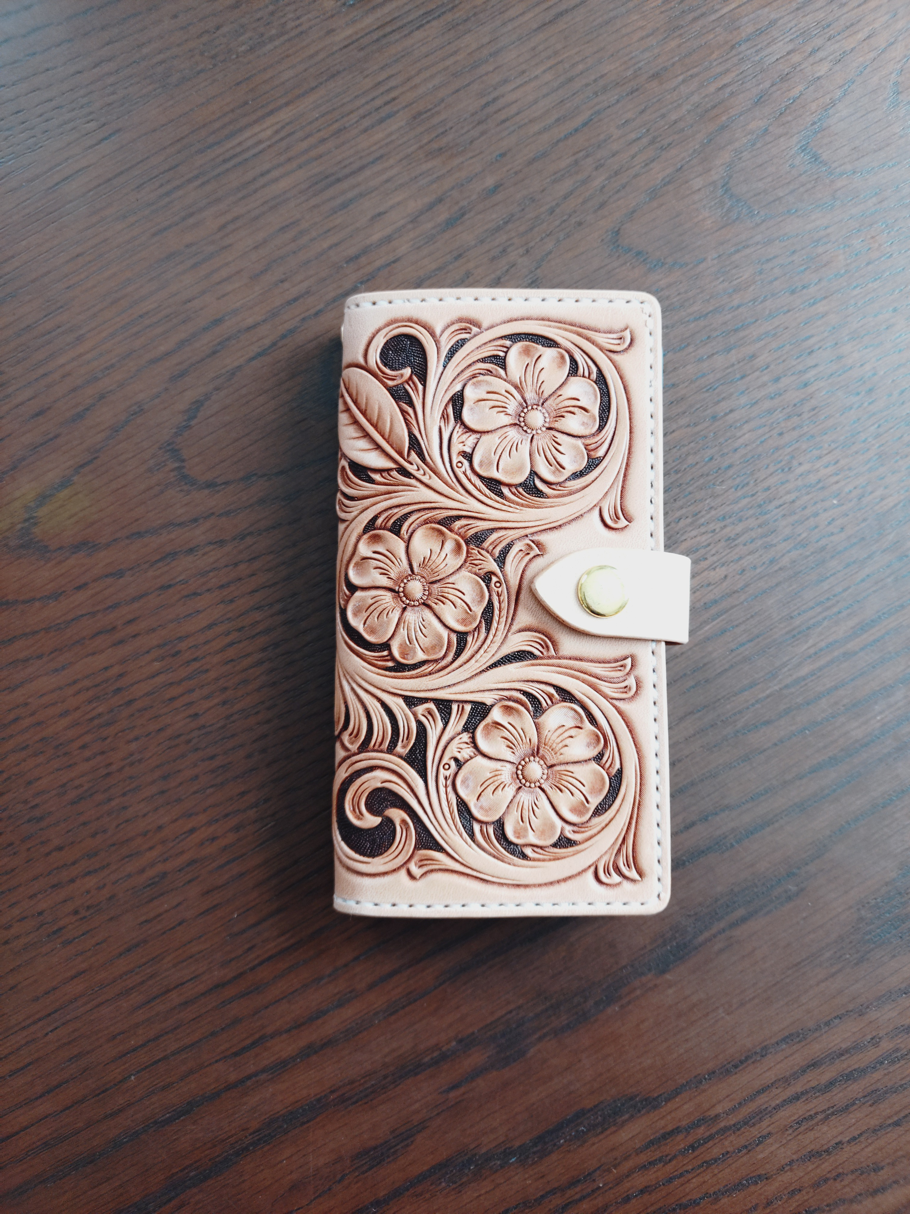 iPhone16 手帳型携帯ケース　革　カービング