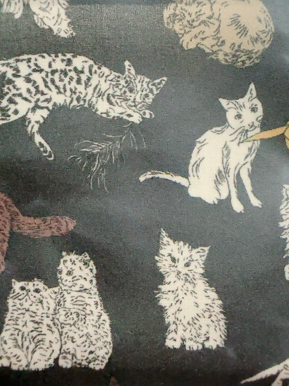 リバティ2025AW「コー・アンド・エイト」（すみ黒地）パスケース＆リールストラップ☆ラミネート☆PVC☆ねこ 4枚目の画像