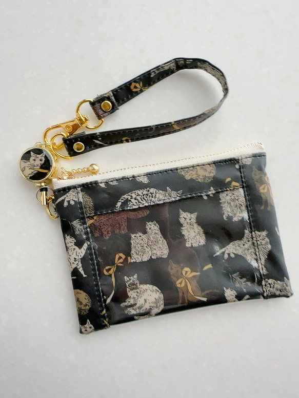 リバティ2025AW「コー・アンド・エイト」（すみ黒地）パスケース＆リールストラップ☆ラミネート☆PVC☆ねこ 1枚目の画像