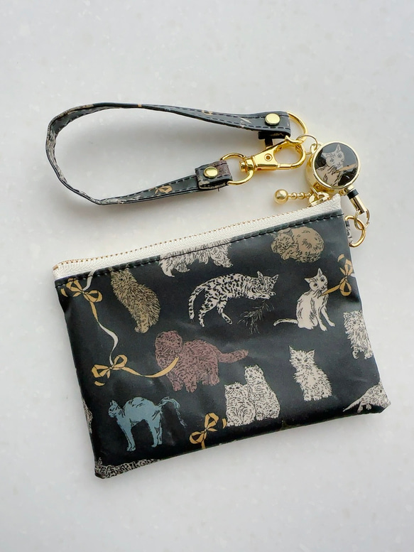 リバティ2025AW「コー・アンド・エイト」（すみ黒地）パスケース＆リールストラップ☆ラミネート☆PVC☆ねこ 3枚目の画像