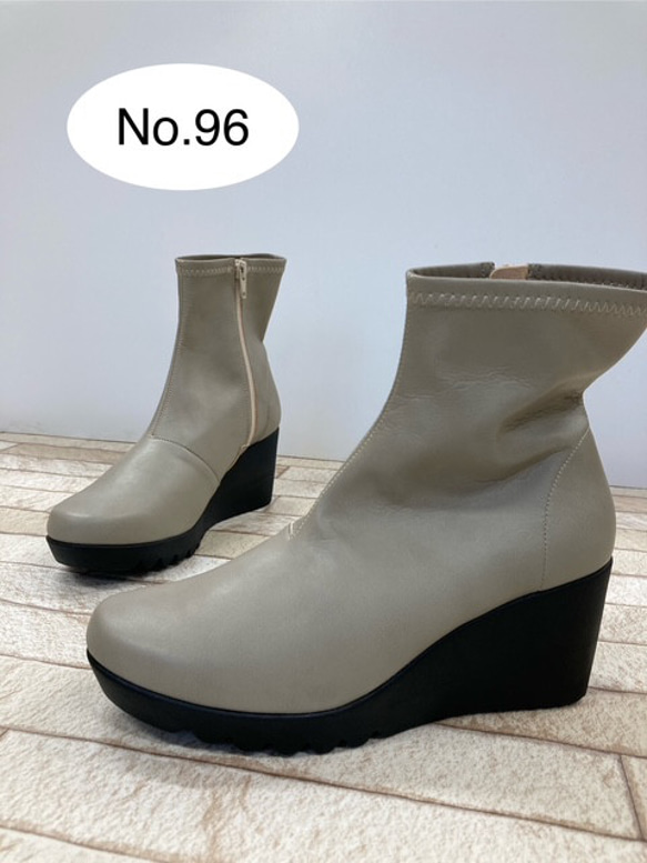 【’25A/W新作♪】伸びる人工皮革♪2種類のソールから選べるストレッチブーツ 7枚目の画像