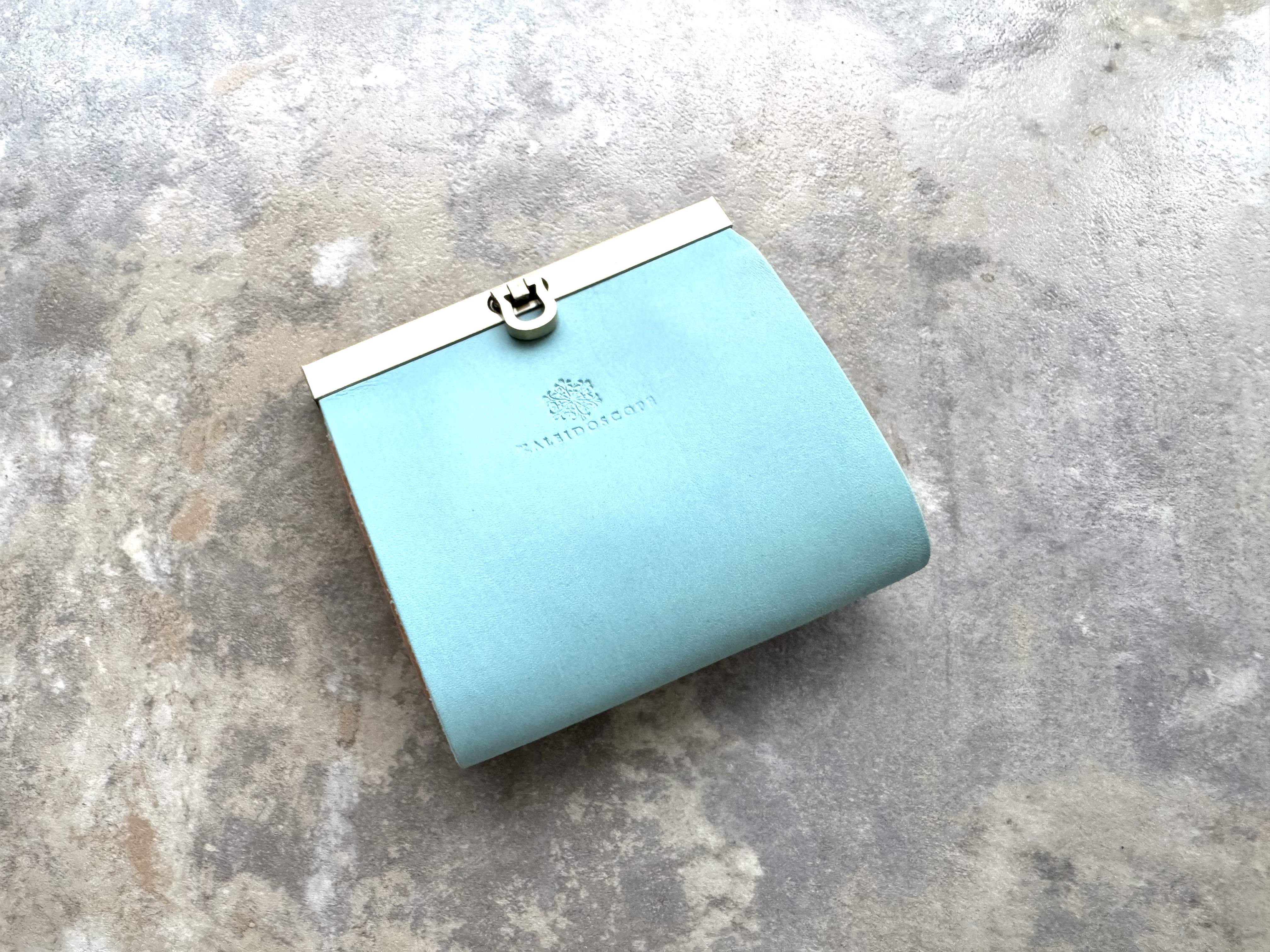 【数日内に発送可能】国産ヌメ革◆お札を折らない二つ折り財布『raggio carre』アイスブルー×マルチカラー