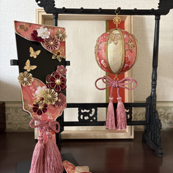 華猫【羽子板 手毬飾りセット『華雅 桃花』】かぶせ箱＆筆掛けスタンド