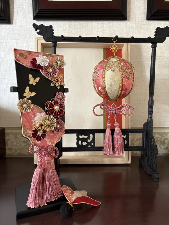 華猫【羽子板 手毬飾りセット『華雅 桃花』】かぶせ箱＆筆掛けスタンド