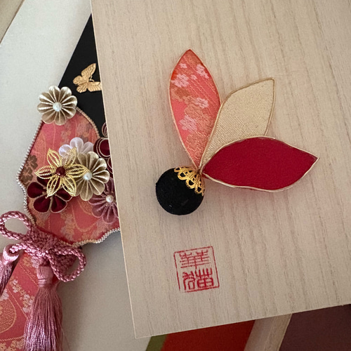 華猫【羽子板 手毬飾りセット『華雅 桃花』】かぶせ箱＆筆掛けスタンド