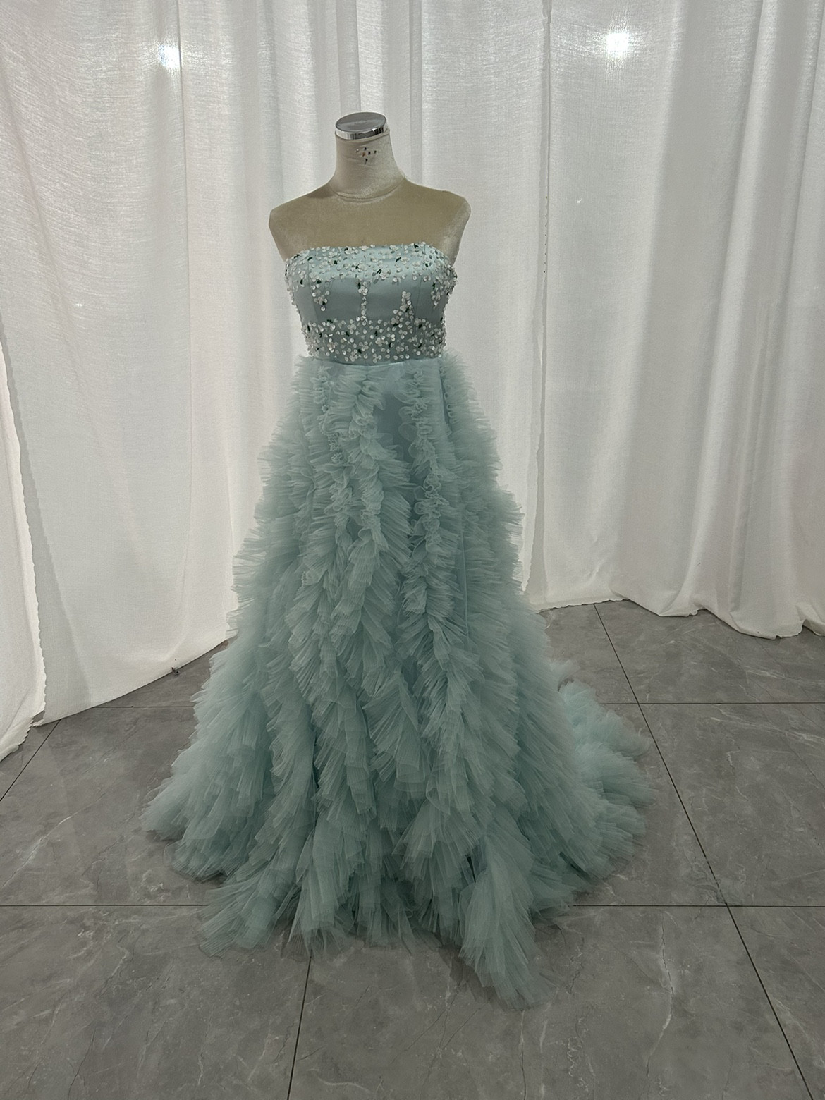 ゴージャスでエアリーなもこもこカラードレス チュールドレス キラキラのハンドビーディング ふわふわ　ボリューム