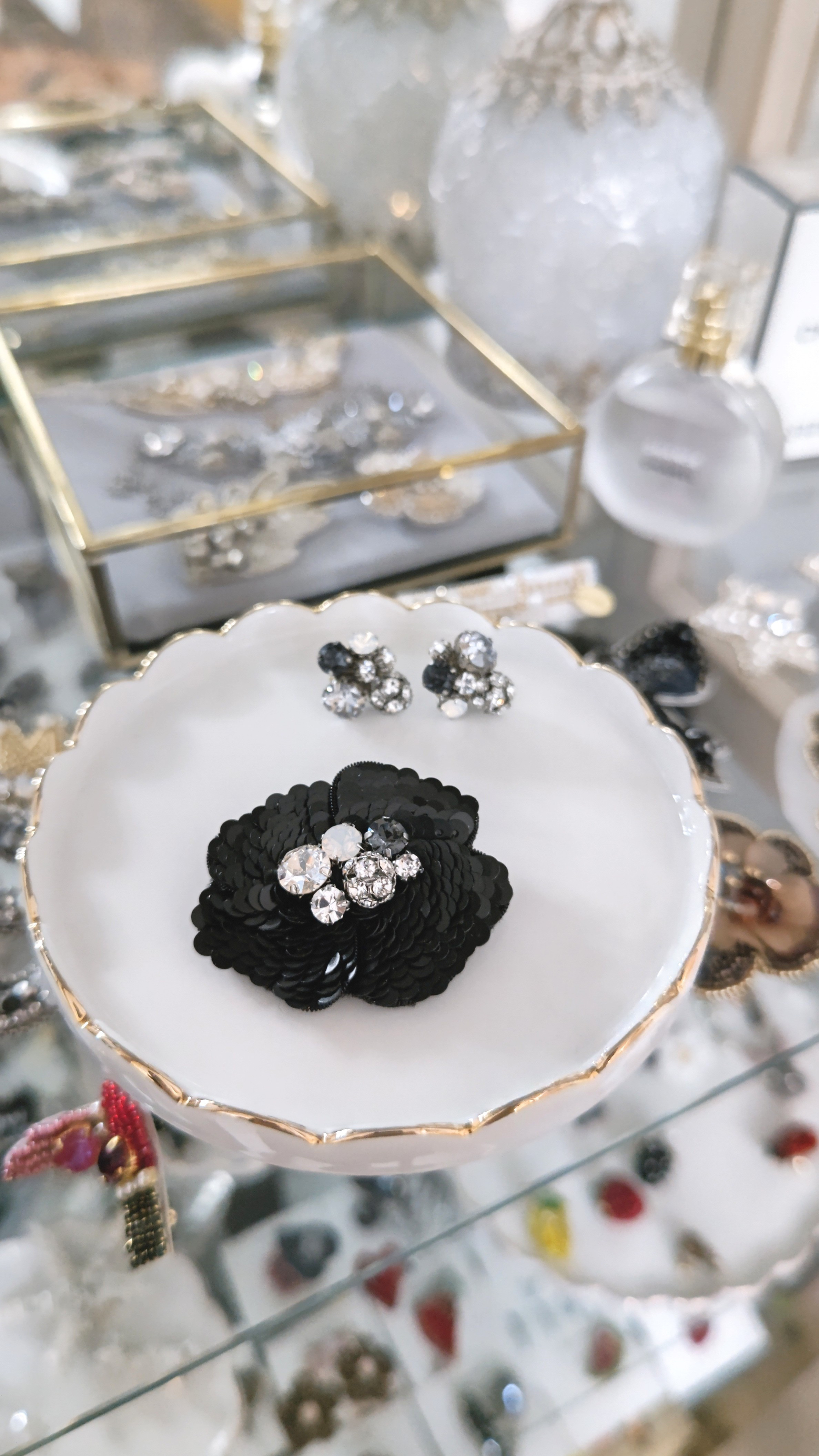 スパンコールで作る　ビジュー煌めくブラックフラワー　ビーズ刺繍ブローチ