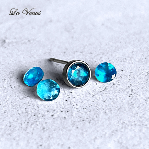 ✴︎つけっぱなしOK✴︎ 天然 ネオンブルーアパタイト ベゼルピアス 4mm 宝石質 サージカルステンレス 片耳用 1枚目の画像