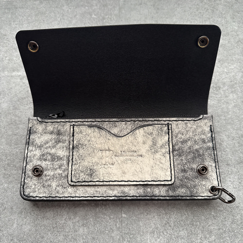 ミドルトラッカーウォレット　イタリアレザー　ブラック　経年変化 お客様の経年変化です。 ミドルトラッカーウォレット3層クロムエクセル