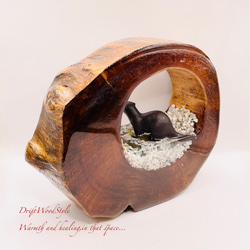 一つ限りの流木アート 川辺のコツメカワウソ ジオラマ 流木 フィギュア 置物 インテリア レジン カワウソ N13 7枚目の画像