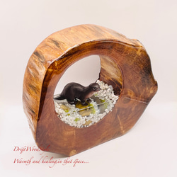 一つ限りの流木アート 川辺のコツメカワウソ ジオラマ 流木 フィギュア 置物 インテリア レジン カワウソ N13 3枚目の画像