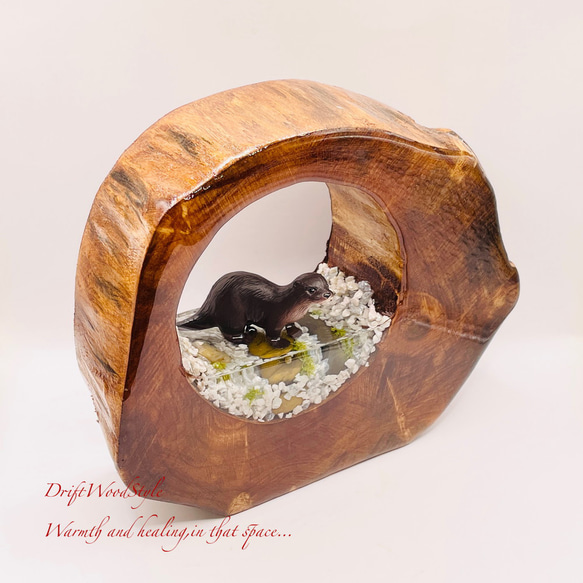 一つ限りの流木アート 川辺のコツメカワウソ ジオラマ 流木 フィギュア 置物 インテリア レジン カワウソ N13 3枚目の画像