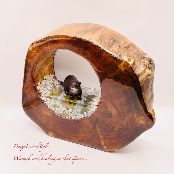 一つ限りの流木アート 川辺のコツメカワウソ ジオラマ 流木 フィギュア 置物 インテリア レジン カワウソ N13 4枚目の画像