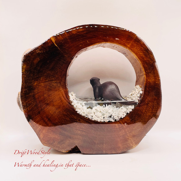 一つ限りの流木アート 川辺のコツメカワウソ ジオラマ 流木 フィギュア 置物 インテリア レジン カワウソ N13 5枚目の画像