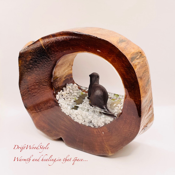 一つ限りの流木アート 川辺のコツメカワウソ ジオラマ 流木 フィギュア 置物 インテリア レジン カワウソ N13 8枚目の画像