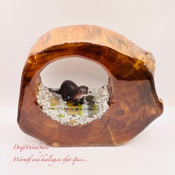 一つ限りの流木アート 川辺のコツメカワウソ ジオラマ 流木 フィギュア 置物 インテリア レジン カワウソ N13 2枚目の画像