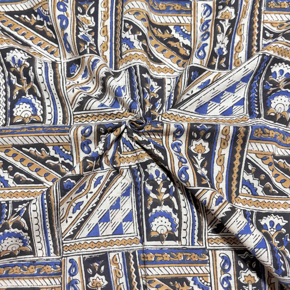 【50cm単位】オフホワイトブルーイエロースクエアバグルー染め　インド　ハンドブロックプリント生地  コットン 1枚目の画像