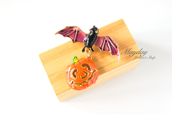 『宵闇のハロウィン〜パンプキンを吊るして夜空を舞うこうもりのブローチ』 7枚目の画像