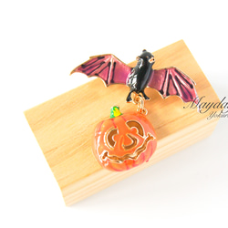 『宵闇のハロウィン〜パンプキンを吊るして夜空を舞うこうもりのブローチ』 2枚目の画像