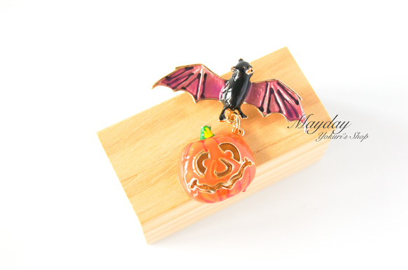 『宵闇のハロウィン〜パンプキンを吊るして夜空を舞うこうもりのブローチ』 2枚目の画像