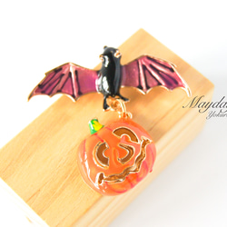 『宵闇のハロウィン〜パンプキンを吊るして夜空を舞うこうもりのブローチ』 3枚目の画像