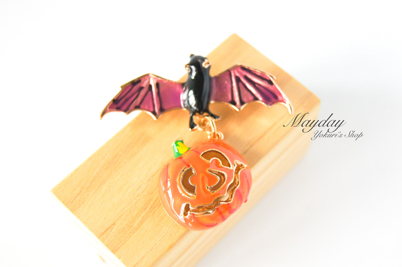 『宵闇のハロウィン〜パンプキンを吊るして夜空を舞うこうもりのブローチ』 3枚目の画像
