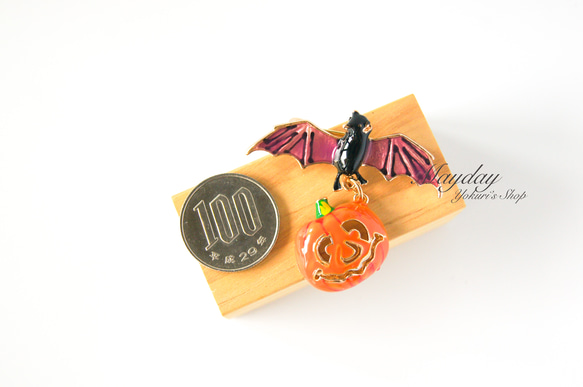 『宵闇のハロウィン〜パンプキンを吊るして夜空を舞うこうもりのブローチ』 9枚目の画像