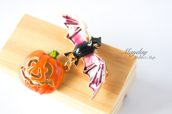 『宵闇のハロウィン〜パンプキンを吊るして夜空を舞うこうもりのブローチ』 6枚目の画像