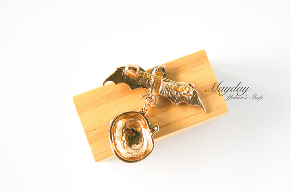 『宵闇のハロウィン〜パンプキンを吊るして夜空を舞うこうもりのブローチ』 10枚目の画像