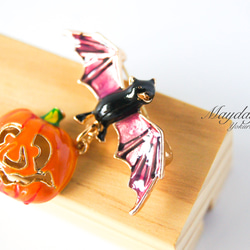 『宵闇のハロウィン〜パンプキンを吊るして夜空を舞うこうもりのブローチ』 5枚目の画像