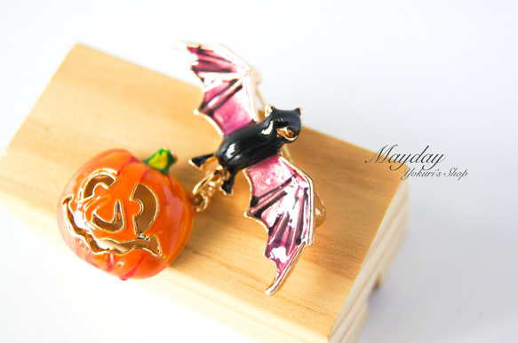 『宵闇のハロウィン〜パンプキンを吊るして夜空を舞うこうもりのブローチ』 5枚目の画像