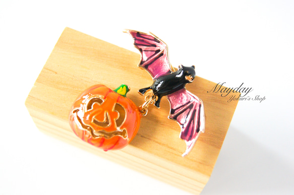 『宵闇のハロウィン〜パンプキンを吊るして夜空を舞うこうもりのブローチ』 4枚目の画像