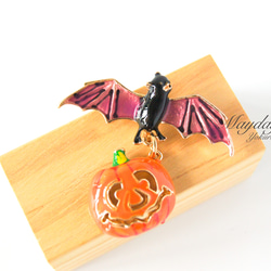 『宵闇のハロウィン〜パンプキンを吊るして夜空を舞うこうもりのブローチ』 1枚目の画像